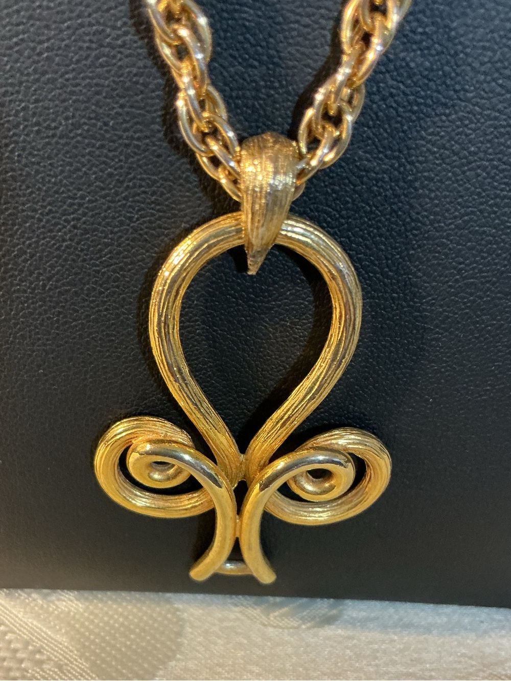 Monet Signed Vintage Openwork Clover Scroll Gold Plating Pendant Necklace